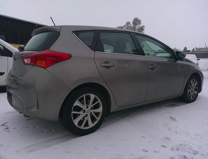 Gebraucht Toyota Auris Edition 124 PS (91 kW) 2013 Braun Limousine