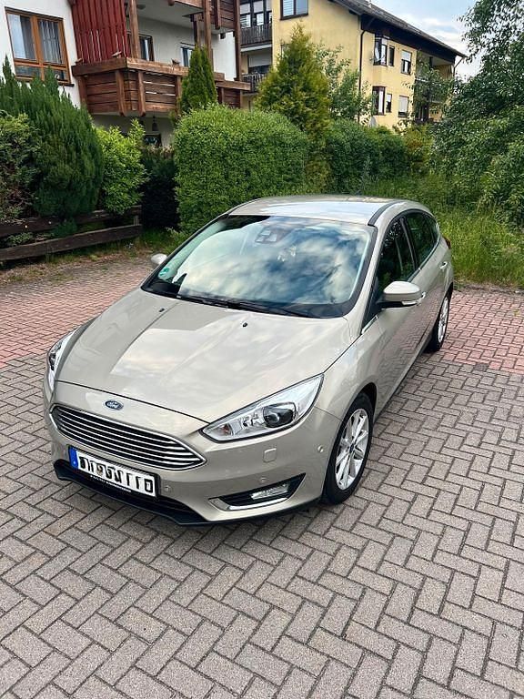 Silber Gebraucht 2016 Ford Focus Titanium Limousine | 11.900 € (Fairer Preis) - Bild 1/4
