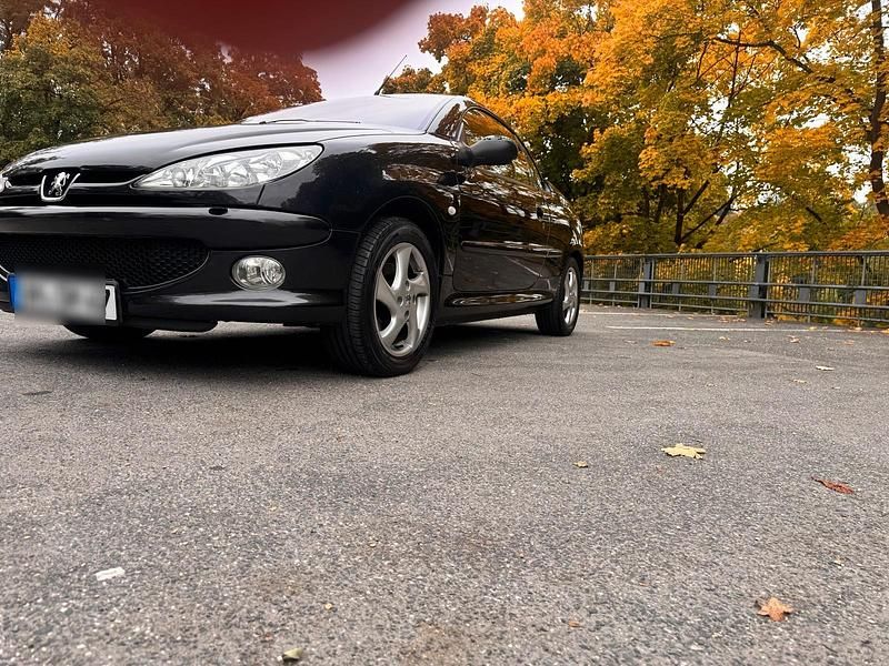Schwarz Gebraucht 2003 Peugeot 206 CC Cabrio | 2.099 € (Fairer Preis) - Bild 1/4