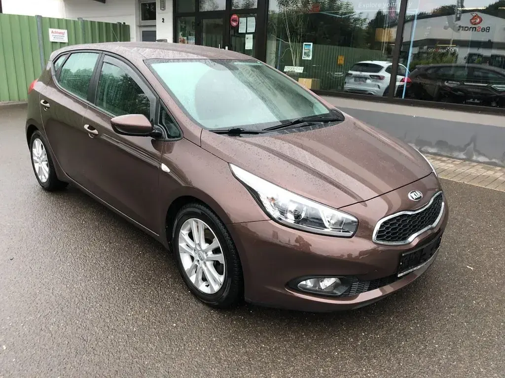 Gebraucht Kia Ceed 135 PS (99 kW) 2012 Braun Kleinwagen