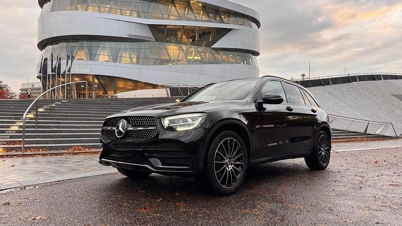 Schwarz Gebraucht 2021 Mercedes GLC200 AMG SUV | 43.499 € (Fairer Preis) - Bild 1/4