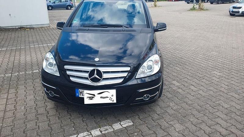 Schwarz Gebraucht 2010 Mercedes B200 Van / Kleinbus | 6.780 € (Fairer Preis) - Bild 1/4
