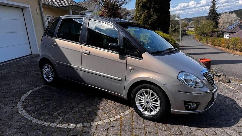 Usata Lancia Musa 95 CV (69 kW) 2008 Beige Monovolume