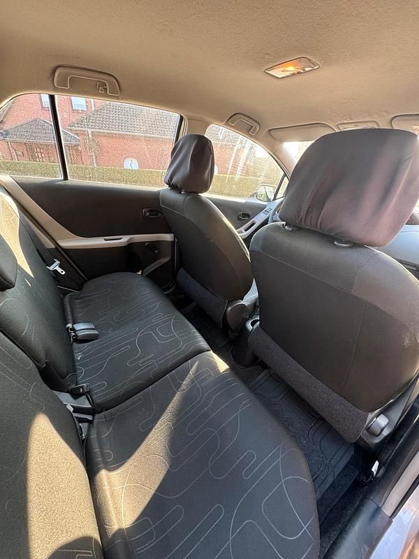 Gebraucht Toyota Yaris 69 PS (50 kW) 2009 Grau Kleinwagen