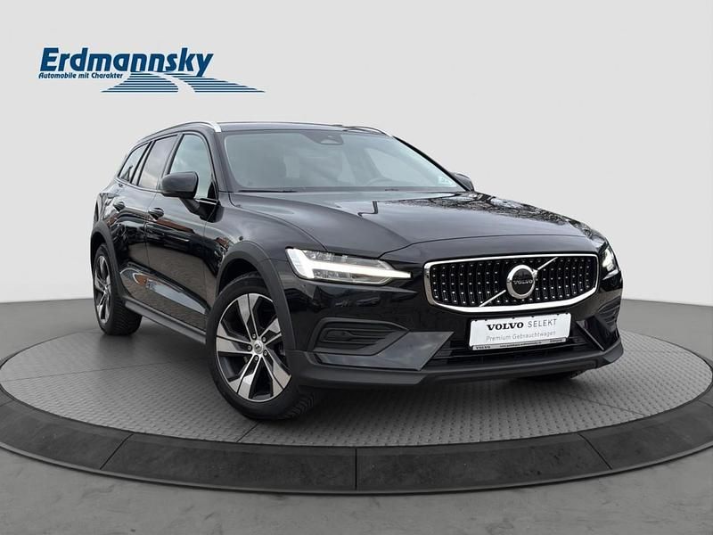 Gebraucht Volvo V60 CC Plus 197 PS (144 kW) 2023 Onyx black (schwarz) Kombi