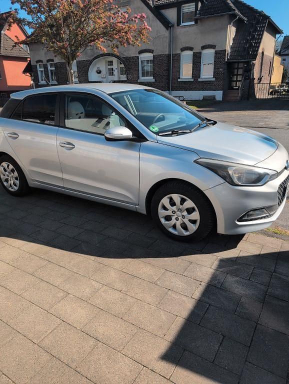 Gebraucht Hyundai i20 75 PS (55 kW) 2017 Silber Limousine