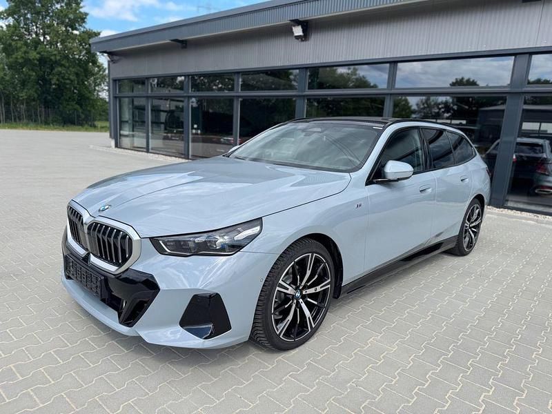 Brooklyn grau metallic Gebraucht 2024 BMW 520 M Sport Kombi | 58.989 € - Bild 1/4