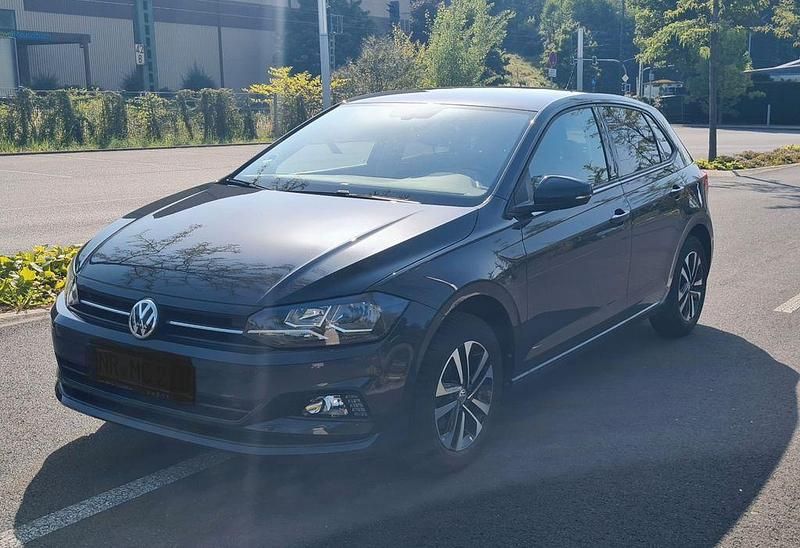 Grau Gebraucht 2020 VW Polo United Limousine | 13.200 € (Superpreis) - Bild 1/4