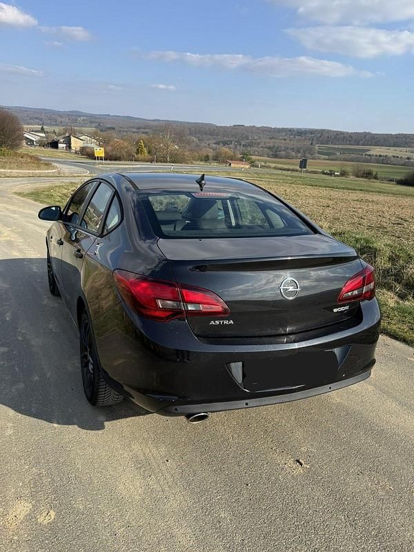 Gebraucht Opel Astra 140 PS (102 kW) 2013 Schwarz Limousine