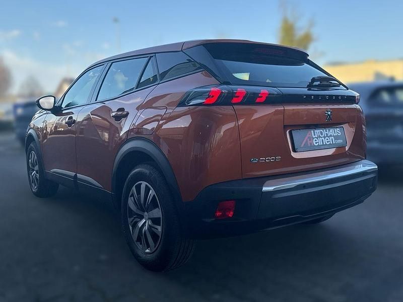 Gebraucht Peugeot e-2008 Active 100 kW (136 PS) 2022 Orange SUV