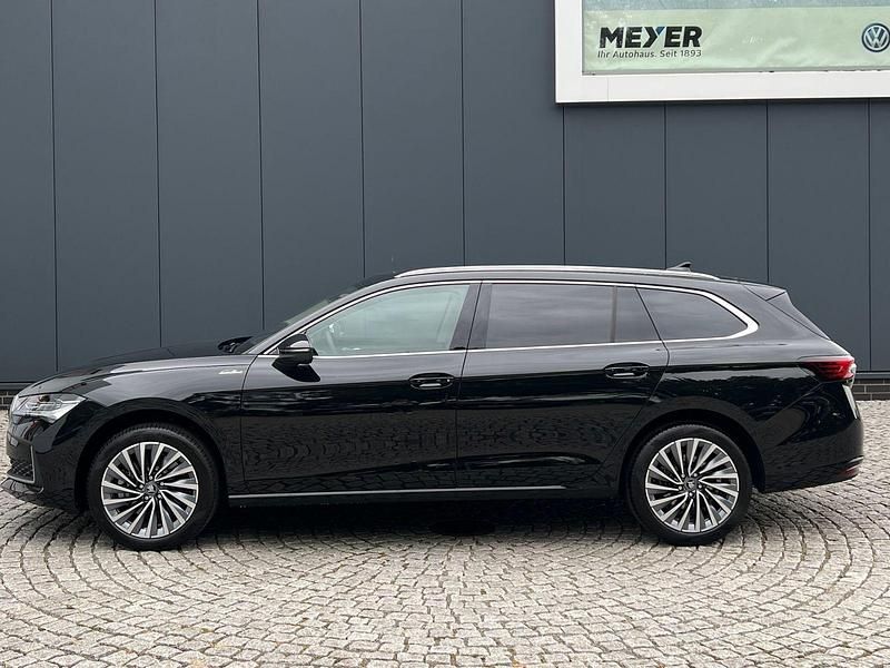 Neu Skoda Superb LAURIN & KLEMENT 193 PS (141 kW) 2025 Ebony schwarz metallic Kombi
