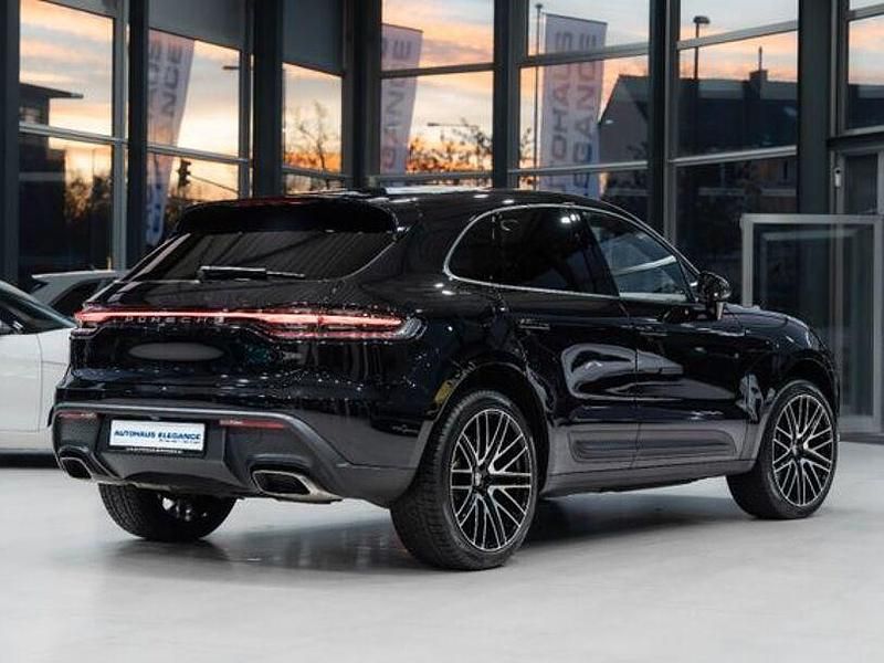 Gebraucht Porsche Macan Basis 265 PS (194 kW) 2021 Tiefschwarzmetallic SUV