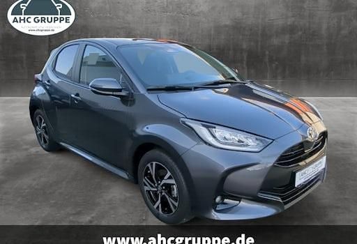 Neu Toyota Yaris Hybrid 116 PS (85 kW) 2025 Grau Limousine