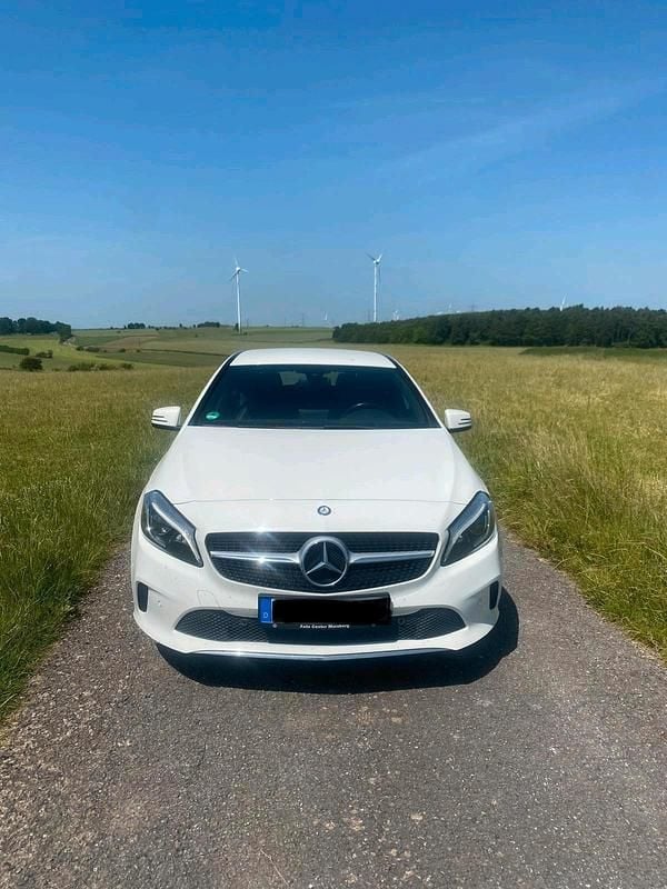 Weiß Gebraucht 2016 Mercedes A160 Limousine | 11.800 € (Fairer Preis) - Bild 1/4