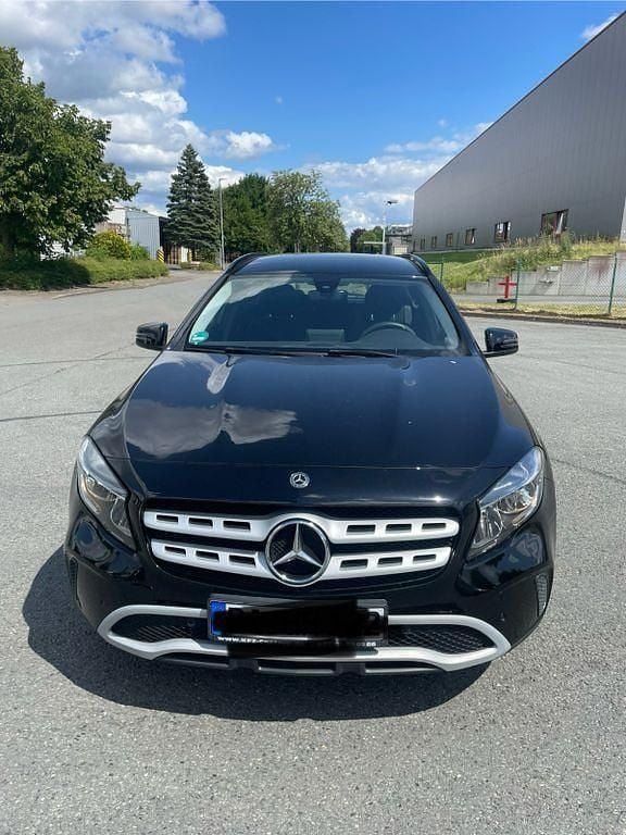 Schwarz Gebraucht 2018 Mercedes GLA180 SUV | 17.500 € (Guter Preis) - Bild 1/4