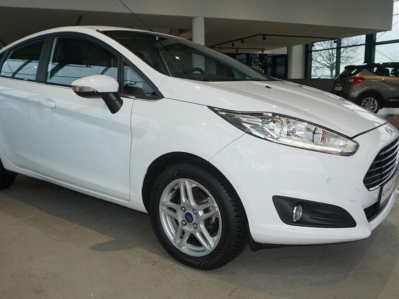 Gebraucht Ford Fiesta Titanium 105 PS (77 kW) 2013 Weiss Kleinwagen