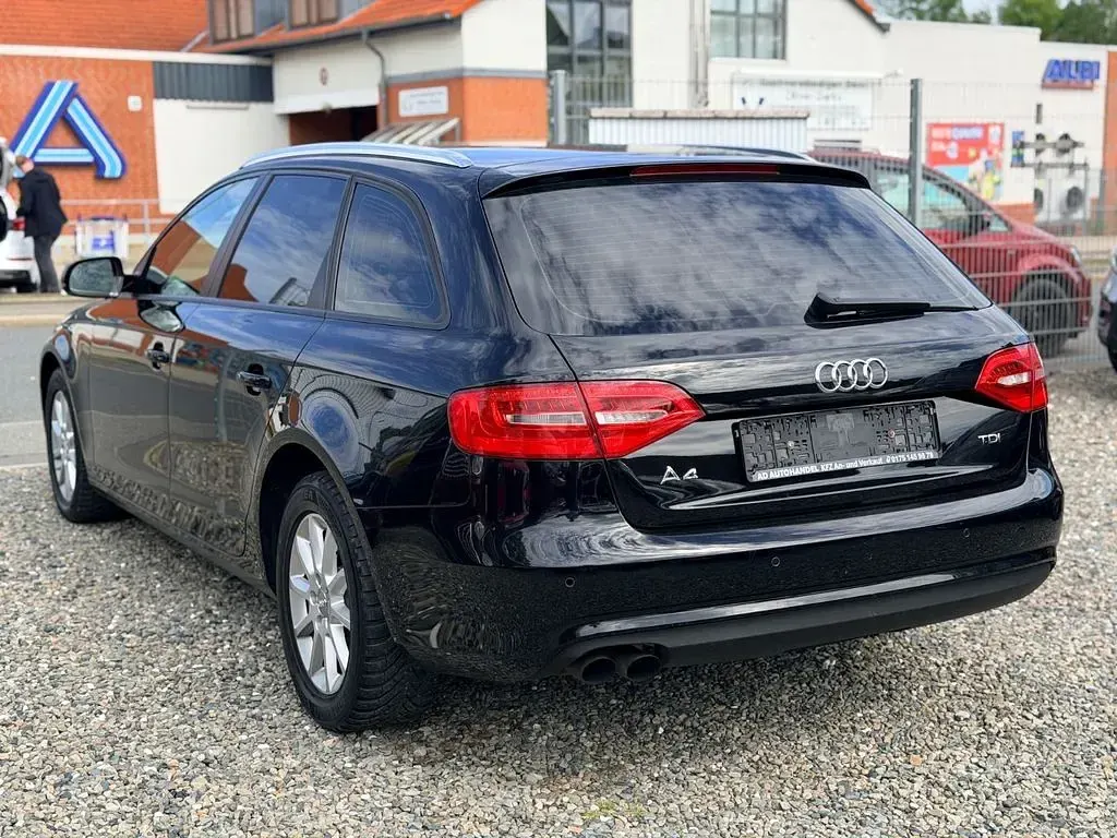 Gebraucht Audi A4 Attraction 143 PS (105 kW) 2012 Schwarz Kombi