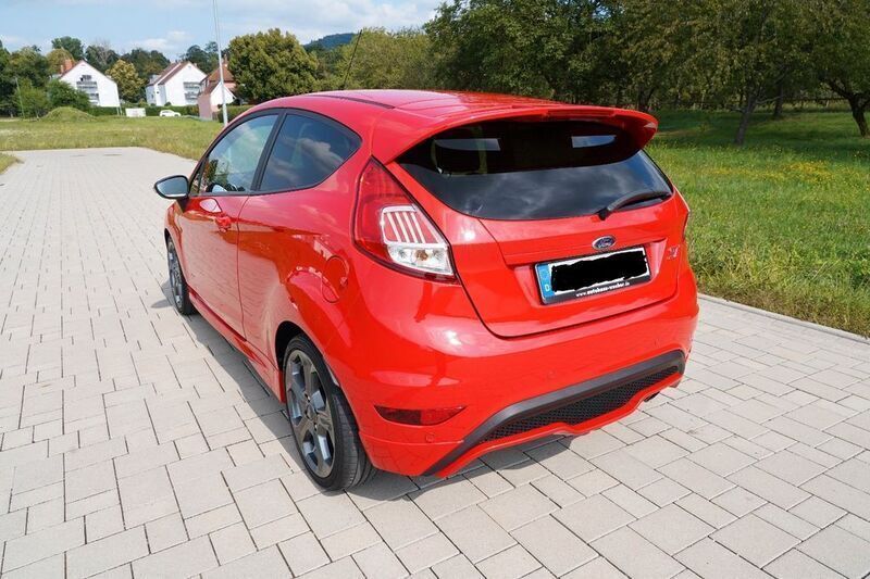 Rot Gebraucht 2016 Ford Fiesta ST Kleinwagen | 12.250 € (Etwas zu teuer) - Bild 1/4
