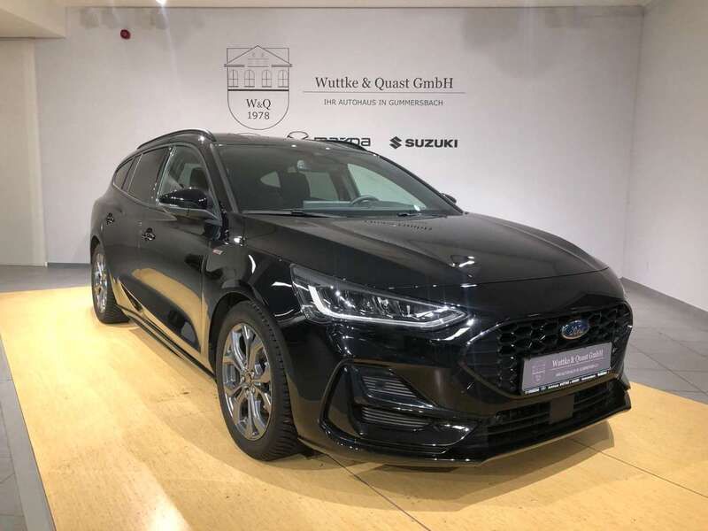 Obsidianschwarz metallic Gebraucht 2024 Ford Focus ST-Line Kombi | 21.390 € (Superpreis) - Bild 1/4
