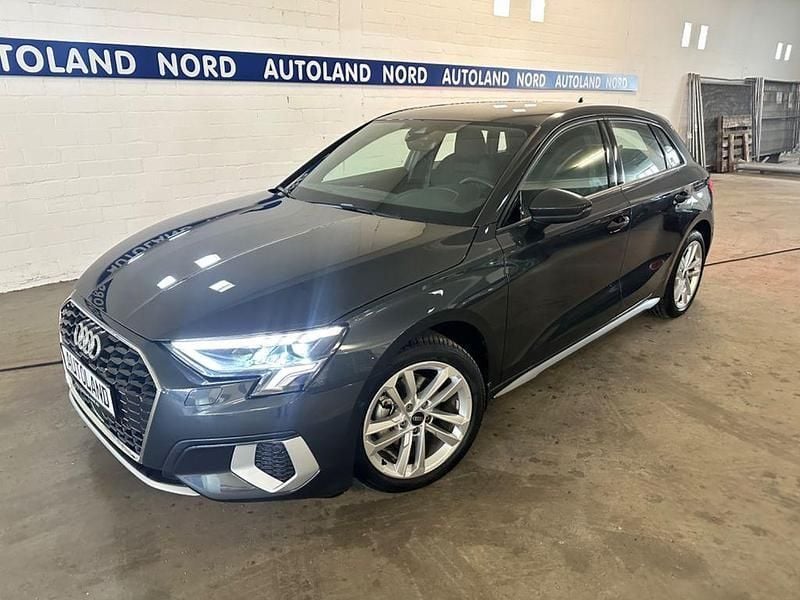 Grau Gebraucht 2023 Audi A3 Sportback Advanced Limousine | 26.995 € (Superpreis) - Bild 1/4