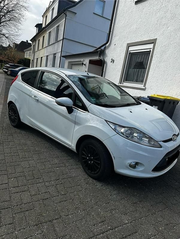 Gebraucht Ford Fiesta 82 PS (60 kW) 2010 Weiß Kleinwagen