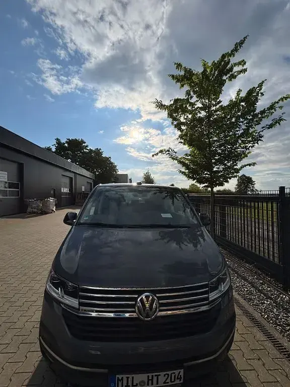 Gebraucht VW Multivan 150 PS (110 kW) 2022 Grau Van / Kleinbus