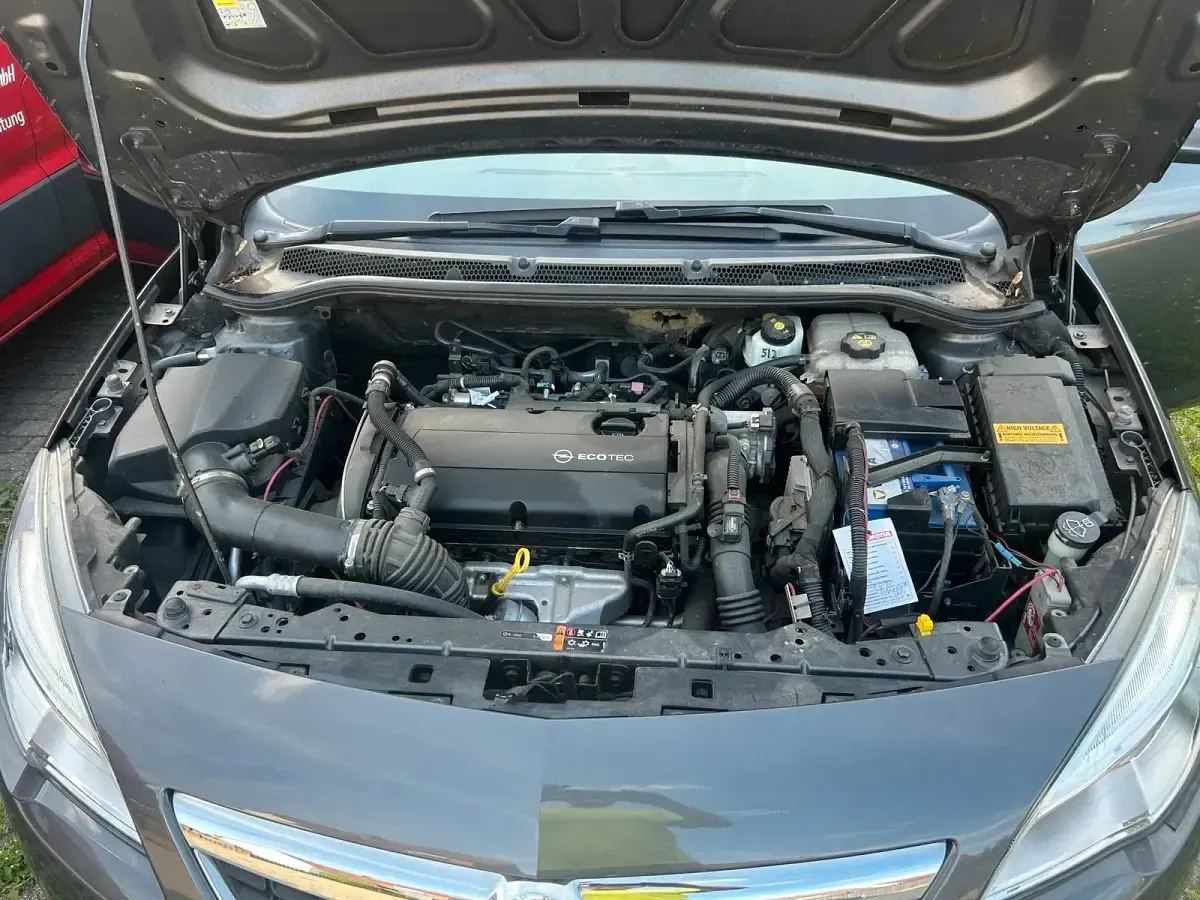 Gebraucht Opel Astra Edition 180 PS (132 kW) 2011 Grau Kombi
