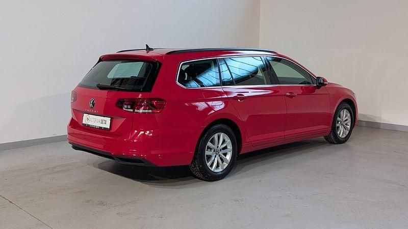 Używany VW Passat 122 KM (89 kW) 2023 Czerwony Sedan/Limuzyna