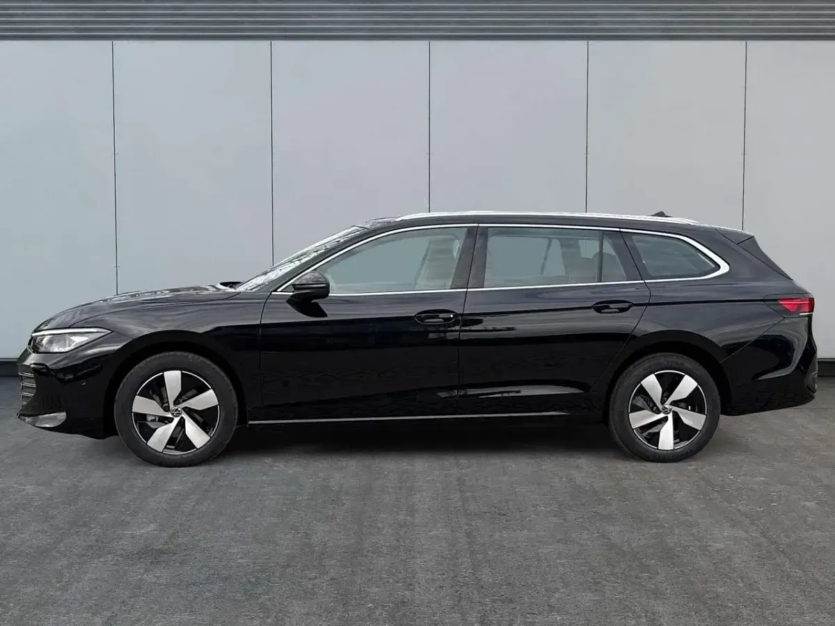 Neu VW Passat Business 150 PS (110 kW) 2025 Grenadillschwarz metallic Kombi