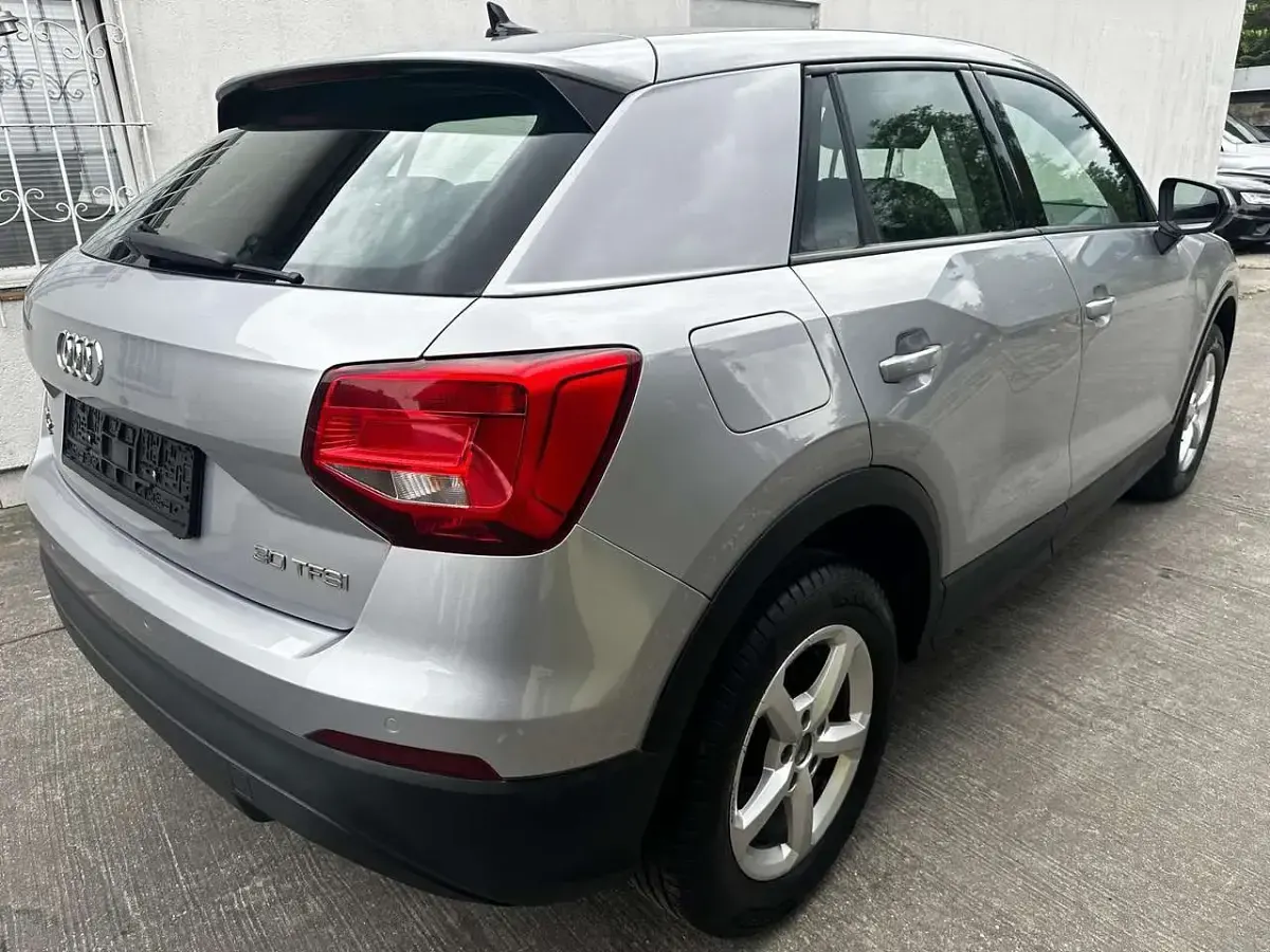 Gebraucht Audi Q2 Basis 116 PS (85 kW) 2018 Florettsilber metallic SUV