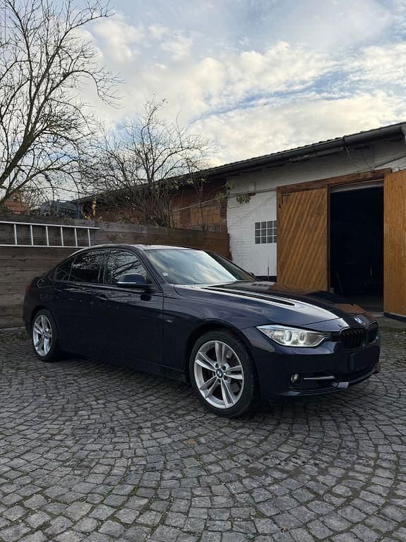 Gebraucht BMW 330 Sport Line 258 PS (189 kW) 2013 Blau Limousine