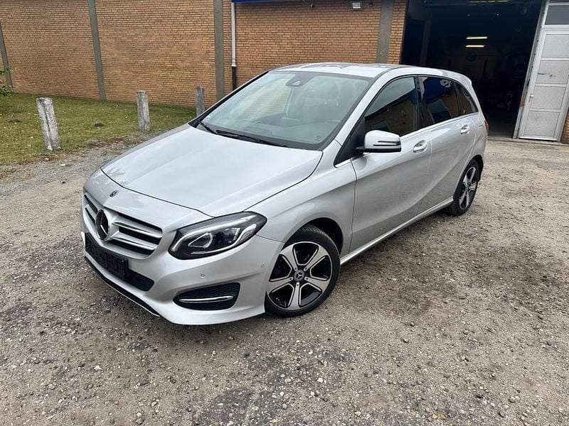 Silber Gebraucht 2017 Mercedes B220 Urban Van / Kleinbus | 15.995 € (Guter Preis) - Bild 1/4