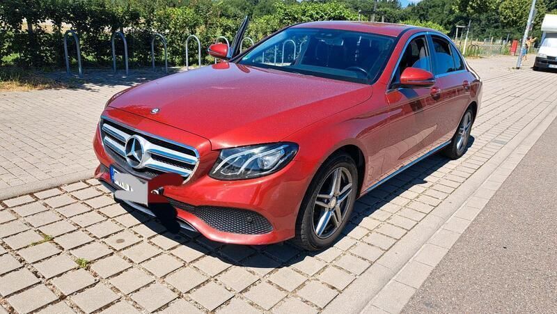 Rot Gebraucht 2016 Mercedes E200 Limousine | 20.500 € (Teuer) - Bild 1/4