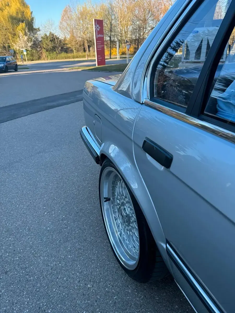 Gebraucht BMW 324 86 PS (63 kW) 1986 Silber Limousine