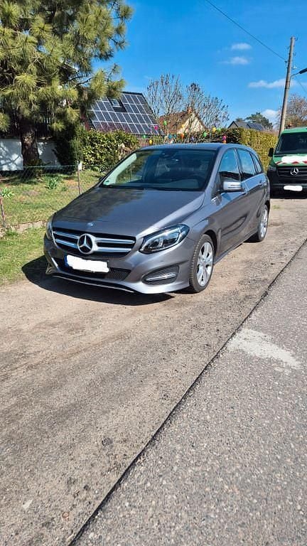 Gebraucht Mercedes B220 184 PS (135 kW) 2016 Schwarz Van / Kleinbus