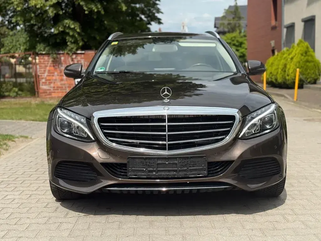 Gebraucht Mercedes C200 Exclusive 136 PS (100 kW) 2018 Braun Limousine