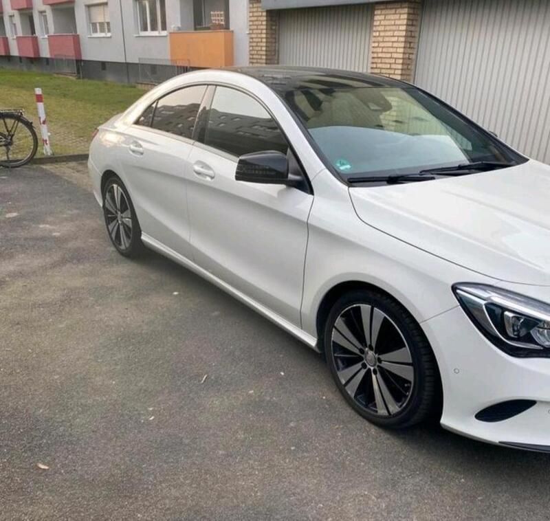 Weiß Gebraucht 2016 Mercedes CLA180 Limousine | 21.500 € - Bild 1/4