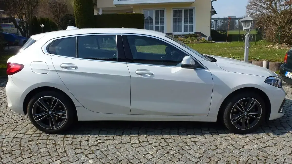 Gebraucht BMW 118 Sport Line 140 PS (102 kW) 2023 Weiß Kleinwagen