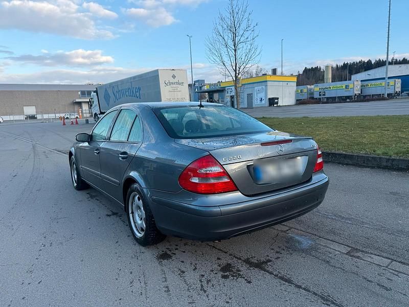 Gebraucht Mercedes E220 150 PS (110 kW) 2005 Blau Limousine