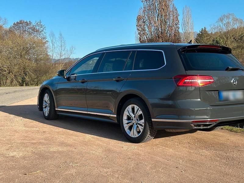 Gebraucht VW Passat Highline 272 PS (200 kW) 2019 Grau Kombi