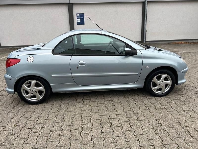 Gebraucht Peugeot 206 CC 109 PS (80 kW) 2004 Blau Cabrio