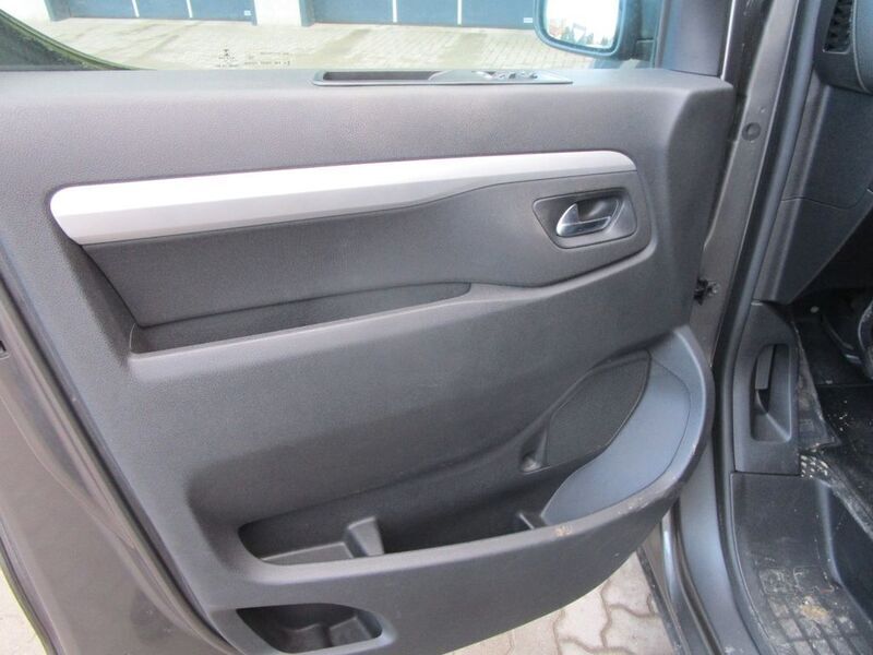 Gebraucht Opel Vivaro-e Combi Innovation 122 PS (89 kW) 2020 Mondstein grau/e:vulkan grau Van / Kleinbus