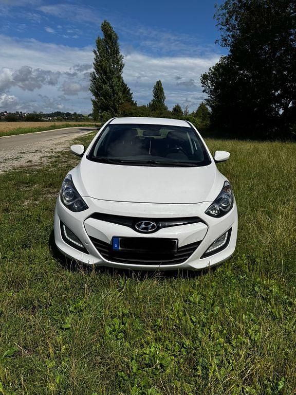 Weiß Gebraucht 2013 Hyundai i30 Classic Limousine | 4.000 € (Fairer Preis) - Bild 1/4