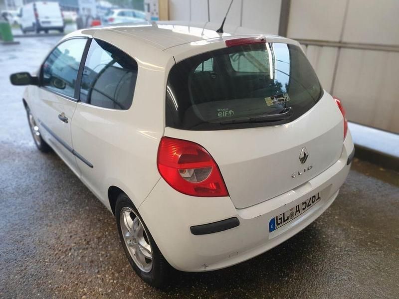 Weiß Gebraucht 2009 Renault Clio II Dynamique Limousine | 1.500 € (Fairer Preis) - Bild 1/4