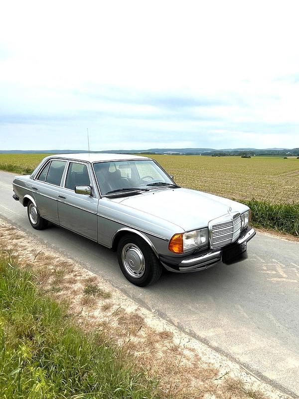 Gebraucht Mercedes 240 65 PS (47 kW) 1977 Silber Limousine