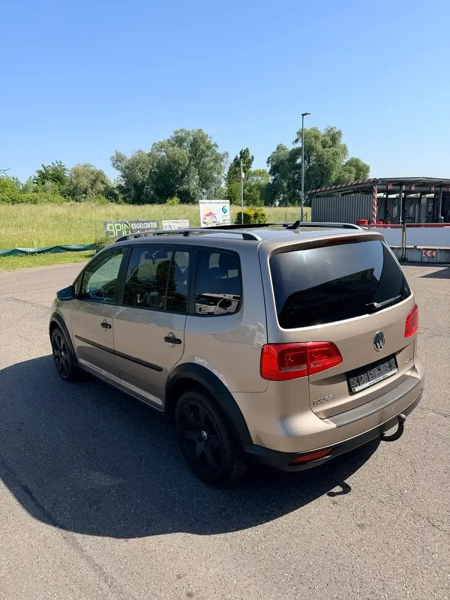 Używany VW Touran Cross Edition 140 KM (102 kW) 2012 Złoty Minivan