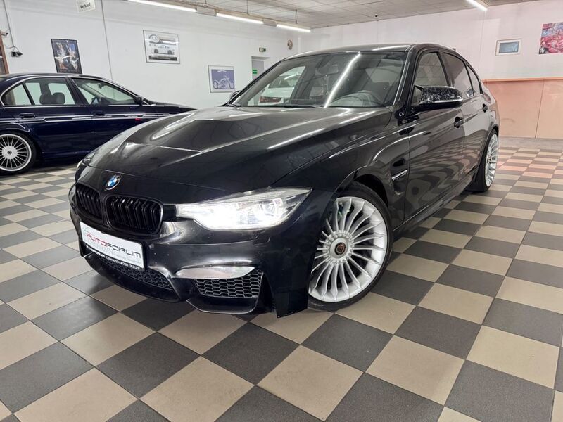 Black sapphire metallic Gebraucht 2018 BMW 320 M Sport Limousine | 19.900 € (Fairer Preis) - Bild 1/4