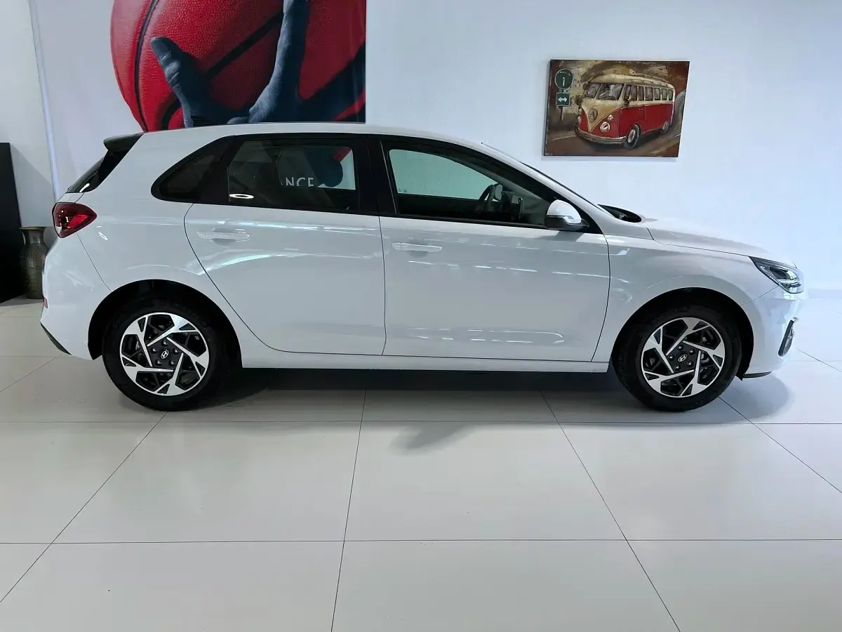 Neu Hyundai i30 GO! 99 PS (72 kW) 2025 Atlas white Limousine