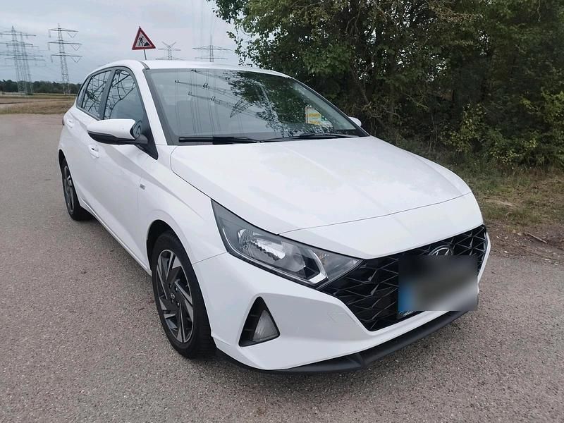Weiß Gebraucht 2021 Hyundai i20 Kleinwagen | 14.400 € (Guter Preis) - Bild 1/4