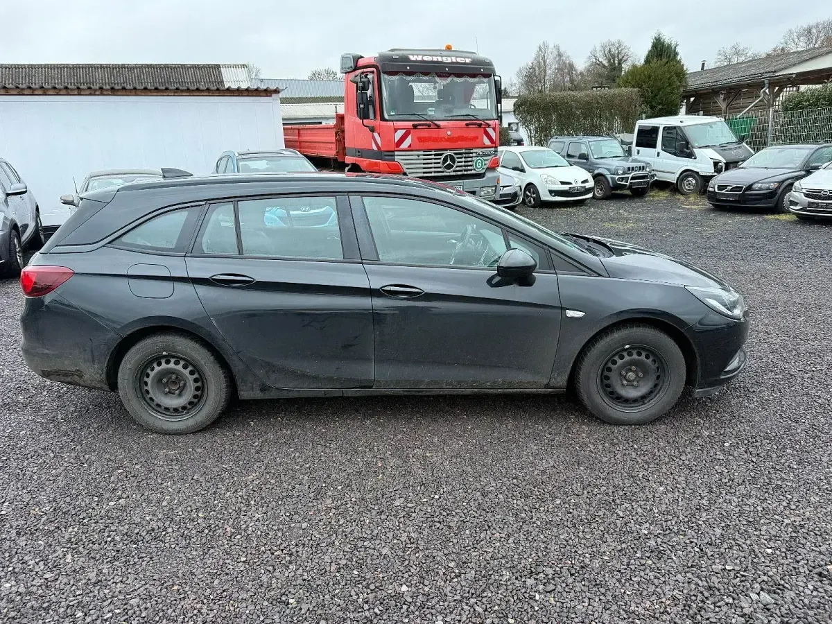 Usado Opel Astra 105 CV (77 kW) 2017 Negro Berlina